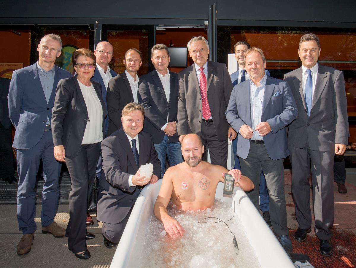 Nur einer musste bei der Eröffnung der Sonderausstellung  FRIERT EUCH NICHT in der eiskalten Badewanne sitzen