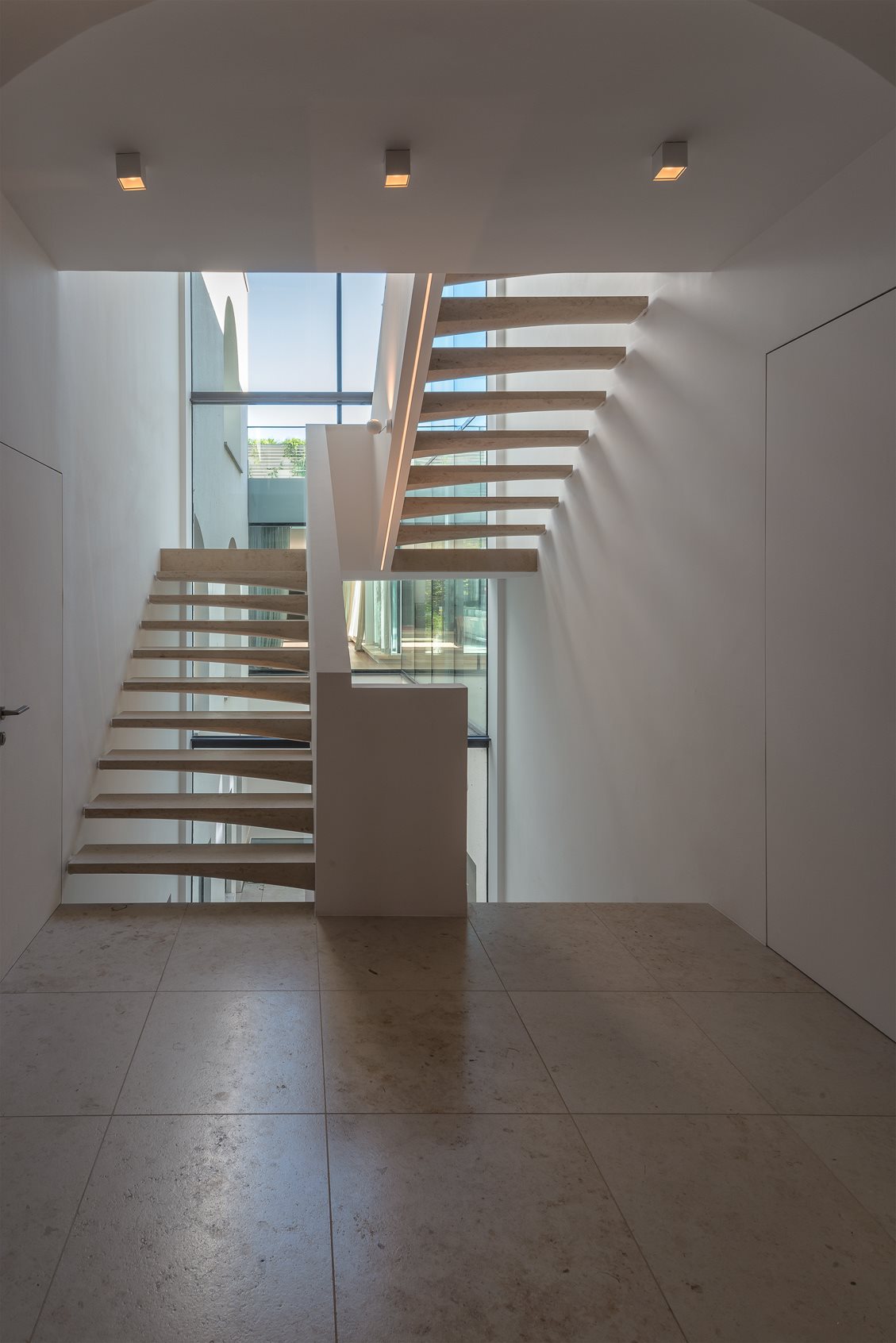 Treppe, eine Hybridkonstruktion aus Kalkstein und Stahl
