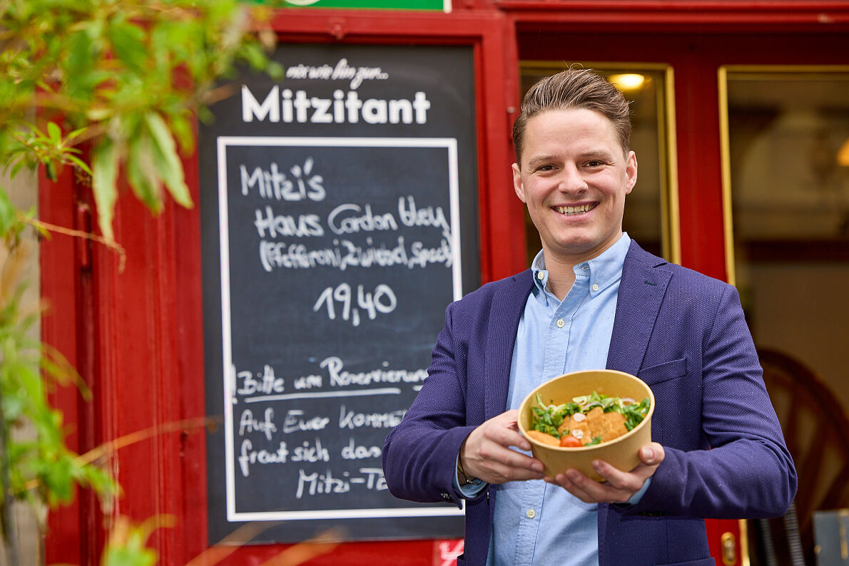 „Mitzitant“-Chef Marco Schnall mit einer köstlichen Mitzi-Schnitzi-Bowl