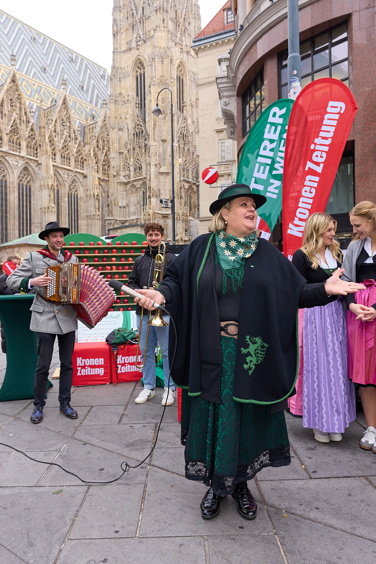 Tanzlehrerin Claudia Eichler beim Faschingsbeginn mit dem Verein der Steirer in Wien