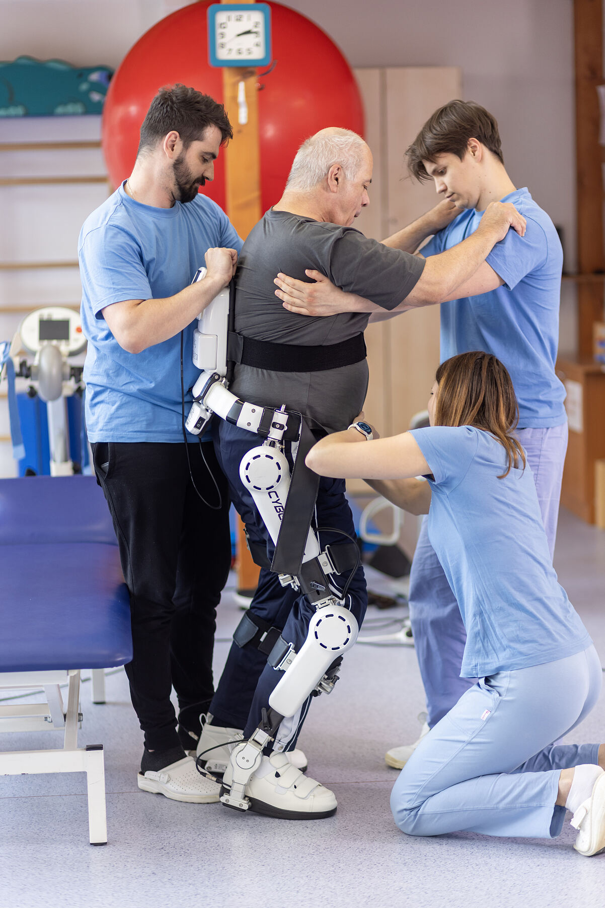 Mehr Mobilität für querschnittsgelähmte Menschen: ADELI Medical Center startet therapeutisches Programm der kybernetischen Neurotechnologie CYBERTHERAPY