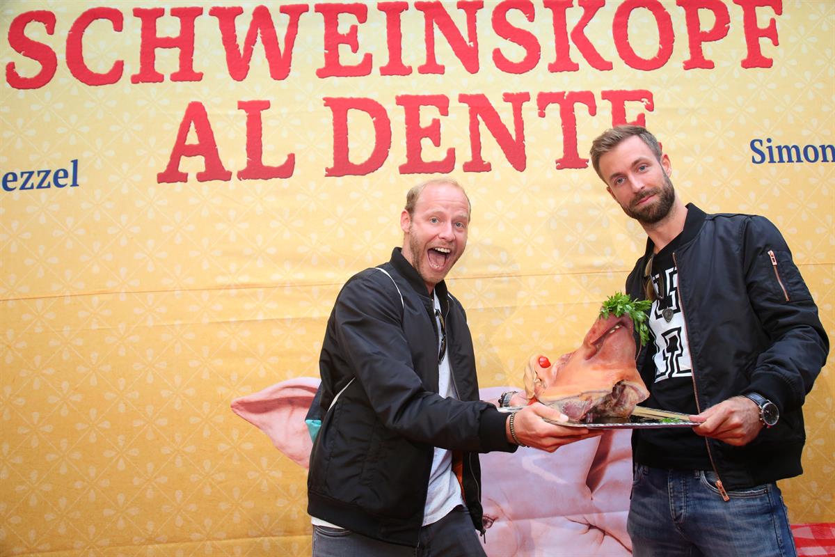 Premiere „Schweinskopf al dente“ - DJ Duo Holter und Mogyoro 