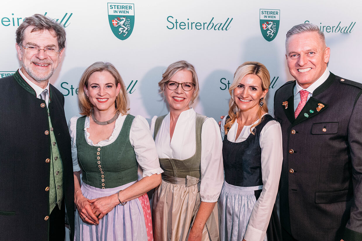 Andreas Zakostelsky, Beate Meinl-Reisinger, Leonore Gewessler, Sabrina und Mario Kunasek beim Steirerball 2026