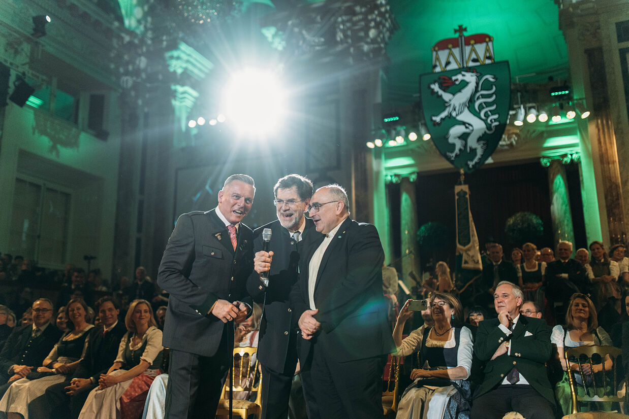 Landeshauptmann Mario Kunasek, Andreas Zakostelsky, Obmann des Vereins der Steirer in Wien und Diözesanbischof Wilhelm Krautwaschl eröffnen den Steirerball 2026