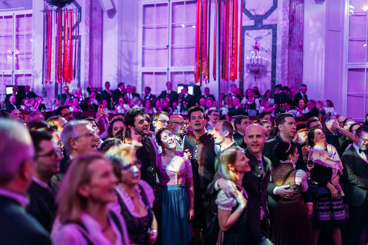 Mitsingen zu STS-Klängen beim Steirerball 2026