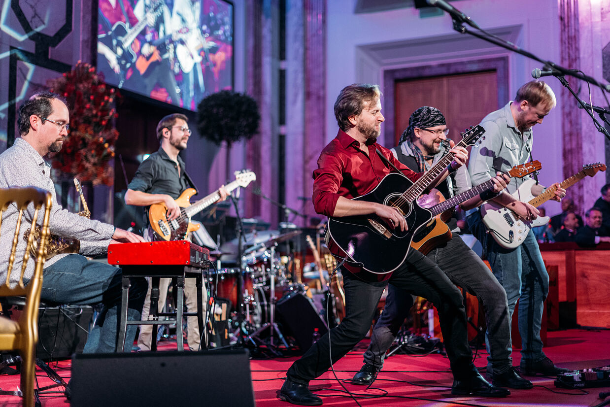 STS-Coverband Grenzenlos begeisterten das Publikum beim Steirerball 2026